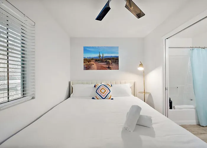 Chic And Cozy 1b1b Oasis In Old Town Apartment *