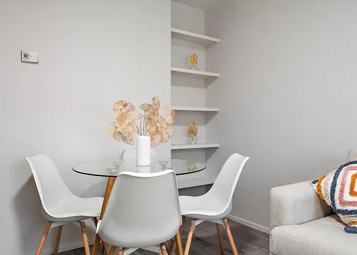 Chic And Cozy 1b1b Oasis In Old Town *